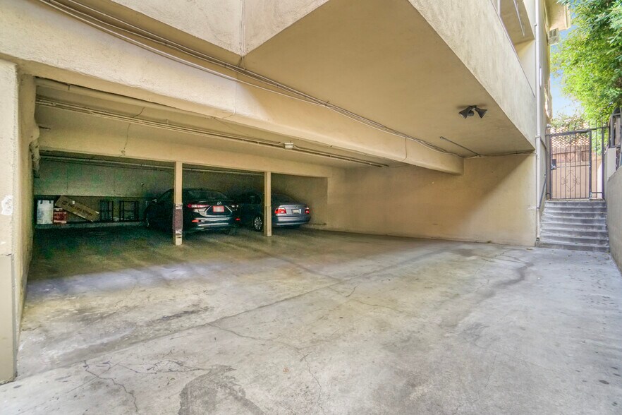 More Photos Of 525 N Sweetzer Ave, Los Angeles Apartments For Sale