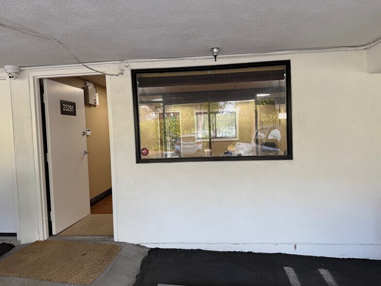 More Photos Of 23291 Ventura Blvd, Woodland Hills Loft Creative Space For Lease