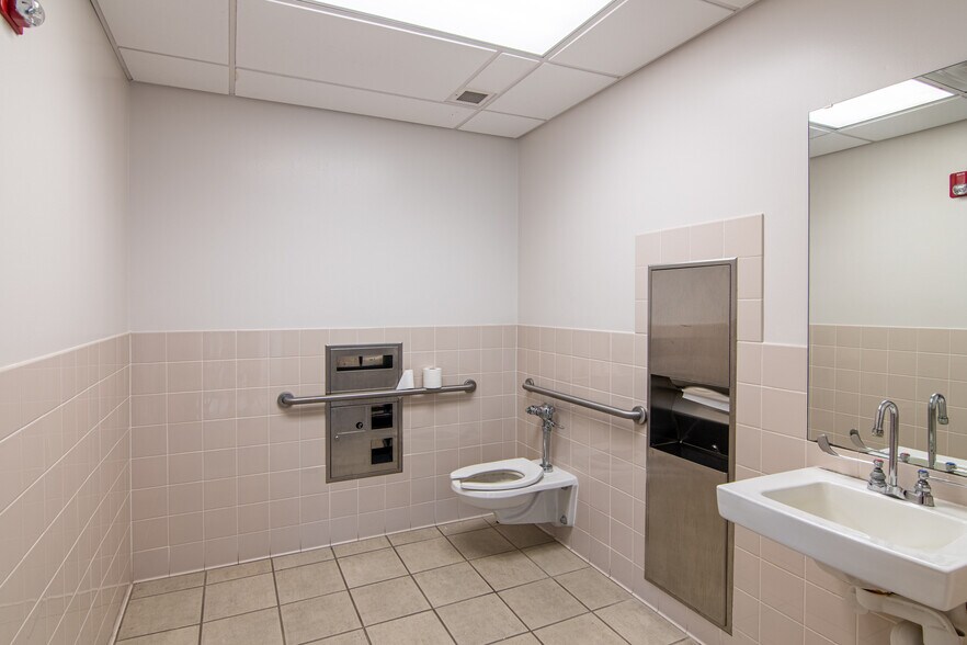 More Photos Of 201 W 5th St, Bonham Medical For Sale
