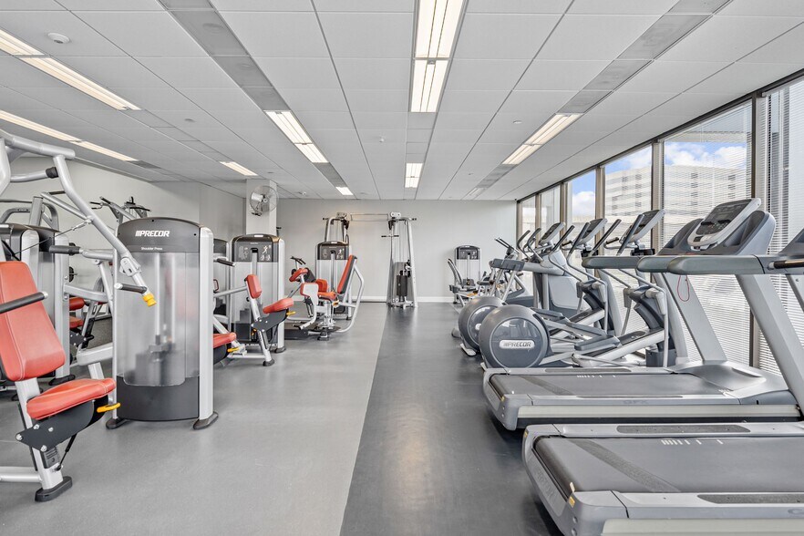 More Photos Of 2550 N Loop Fwy W, Houston Office For Lease