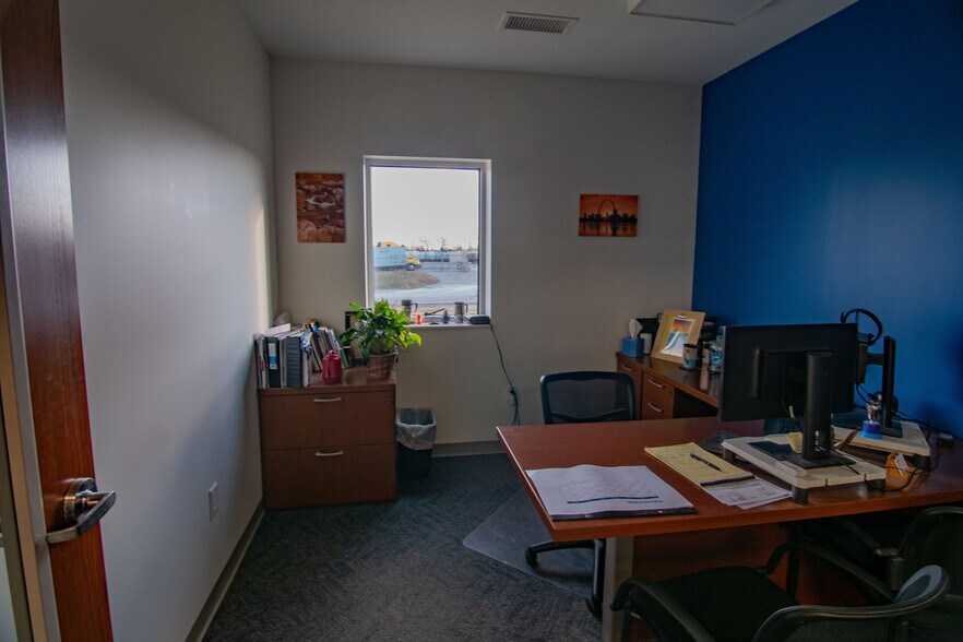 More Photos Of 371 Transpoint Dr, Dupo Warehouse For Lease