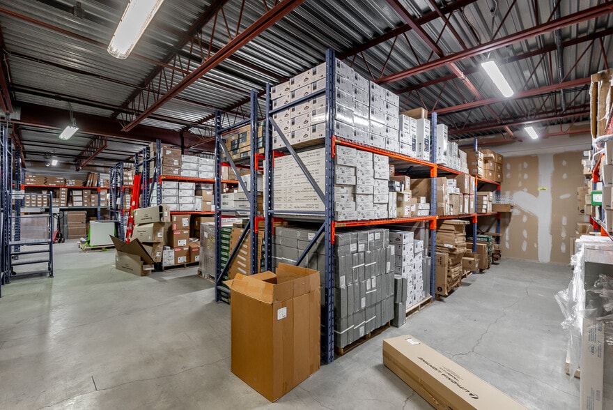 More Photos Of 2180 Lapinière, Brossard Showroom For Sale