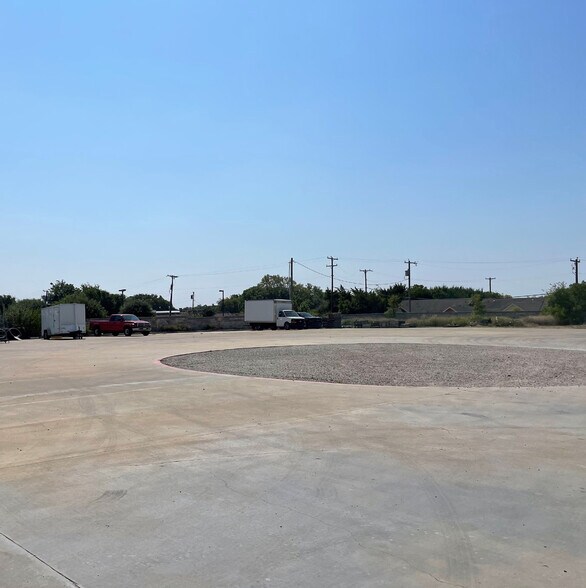 More Photos Of 316 Ezell Dr, DeSoto Warehouse For Sale