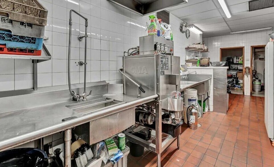 More Photos Of 16 3 St NE, Medicine Hat Restaurant For Sale