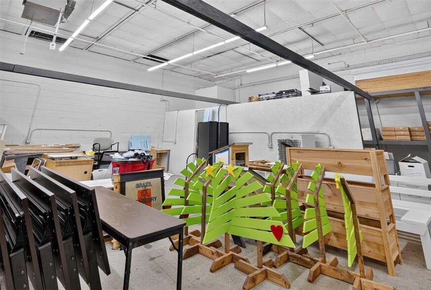 More Photos Of 2401 Hickman Rd, Des Moines Warehouse For Sale