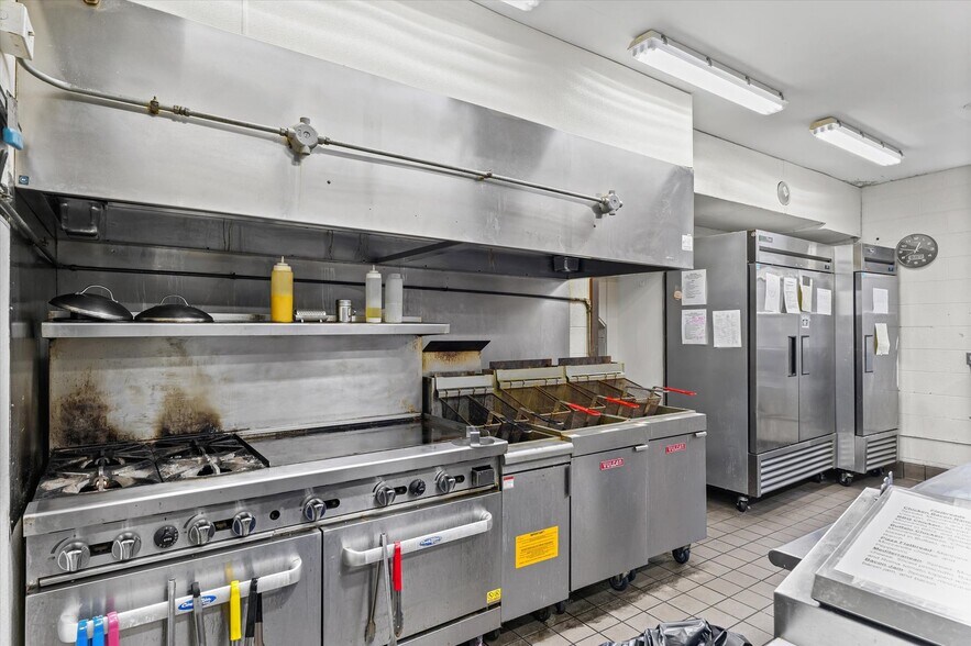 More Photos Of 125 S Market St, Paxton Specialty For Sale