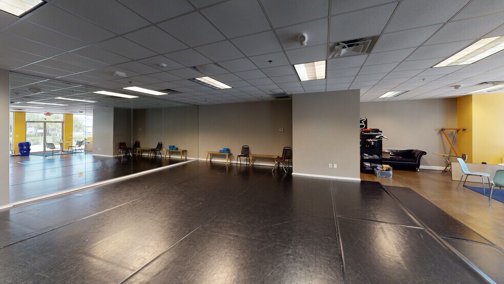 More Photos Of 6557 Hazeltine National Dr, Orlando Distribution For Lease