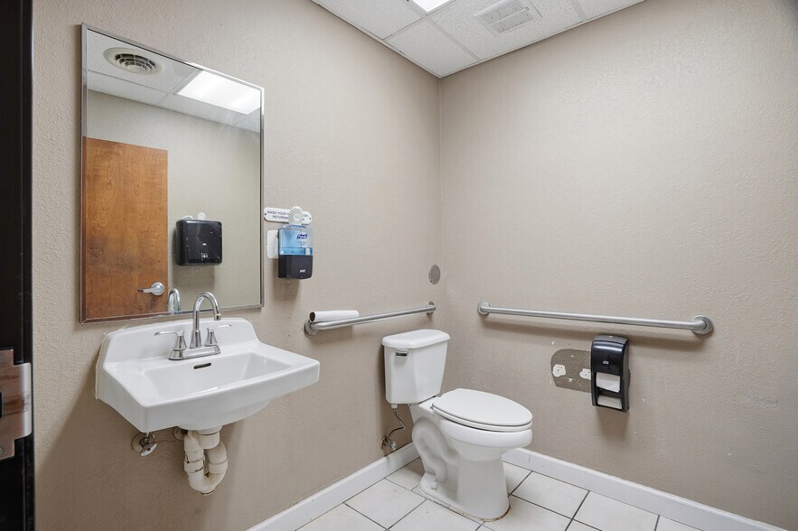 More Photos Of 103 N Allen St, Centralia General Retail For Sale