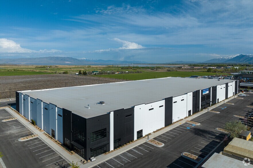 More Photos Of 2111 Center Street, Springville Warehouse For Lease