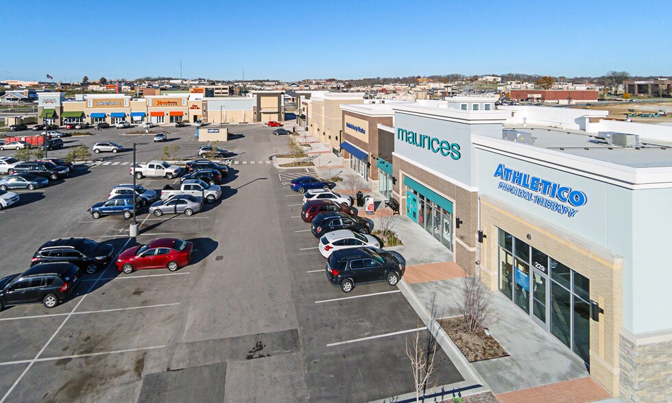 More Photos Of 2003 W Kansas St, Liberty Unknown For Lease