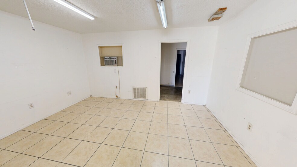 More Photos Of 114 E Monroe Ave, Lowell Warehouse For Lease