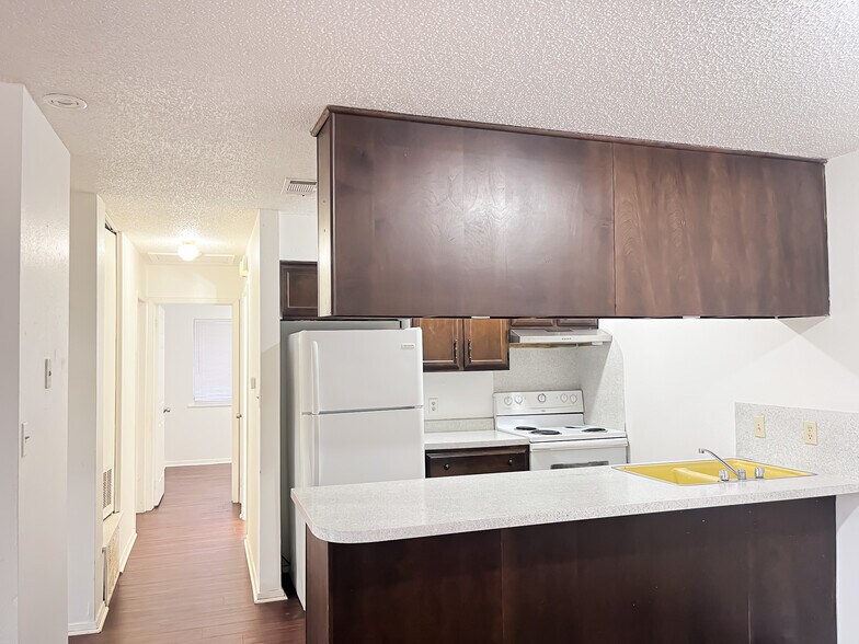 More Photos Of 800 Pine St, Hearne Apartments For Sale