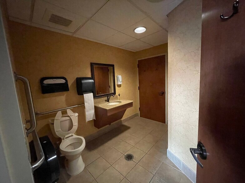 More Photos Of 11345 Pembrooke Sq, Waldorf Medical For Sale