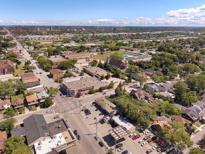 More Photos Of 1705 Wyandotte St W, Windsor Storefront For Sale