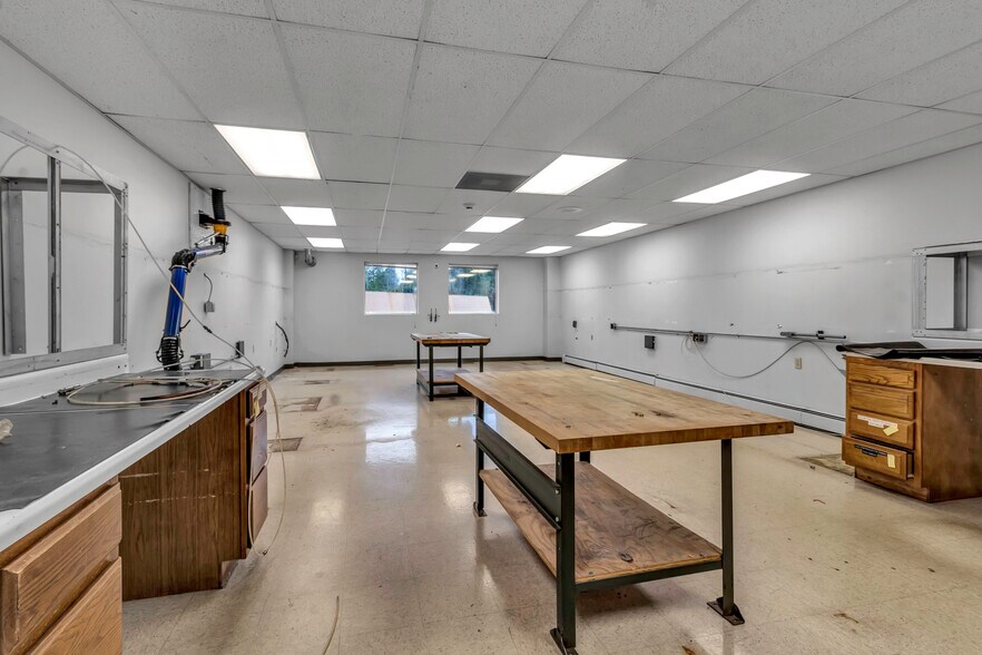 More Photos Of 7290 Nash Rd, North Tonawanda Showroom For Sale