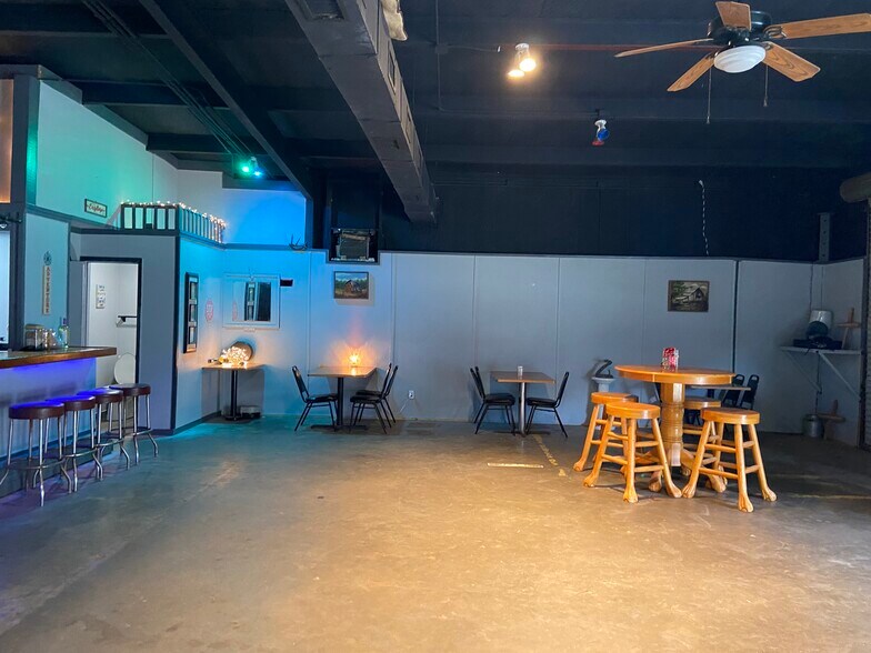 More Photos Of 8212 N State Highway 19, Trinity Showroom For Lease