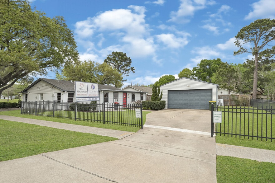 More Photos Of 2243 N Park Ave, Pearland Medical For Lease