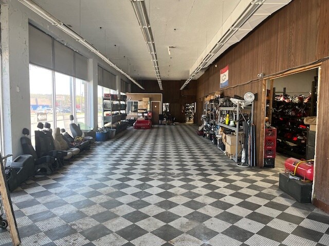 More Photos Of 10401 E US Highway 24, Independence Flex For Sale