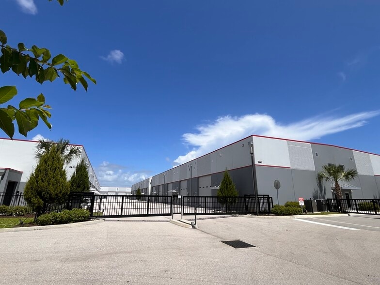 More Photos Of 2400 41st St, Vero Beach Self Storage For Sale