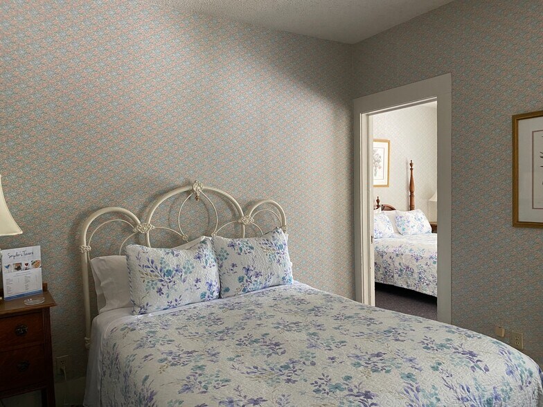 More Photos Of 205 SW Barnard St, Glen Rose Hotel For Sale