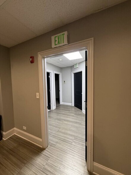 More Photos Of 777 E Algonquin Rd, Algonquin Storefront Retail Office For Lease