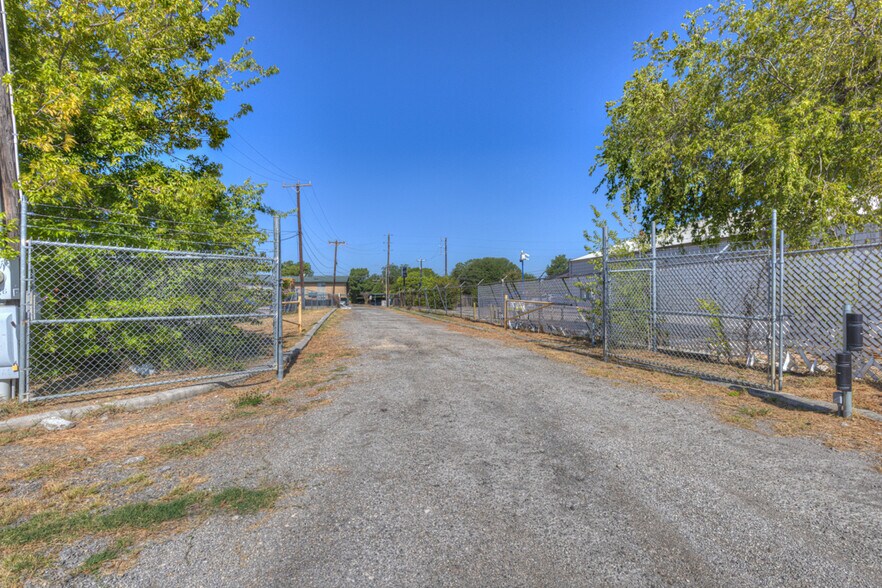 More Photos Of 6226 Fairdale Dr, San Antonio Warehouse For Lease