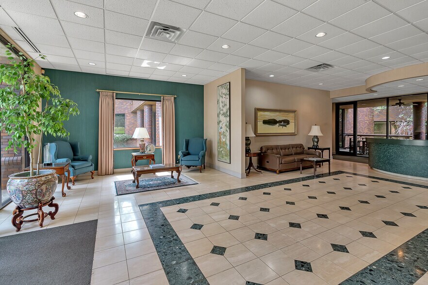 More Photos Of 400 W Houston St, Marshall Office For Sale