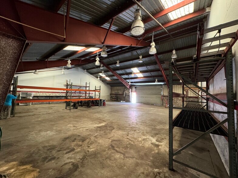 More Photos Of 500 Seminole Blvd, Largo Warehouse For Lease