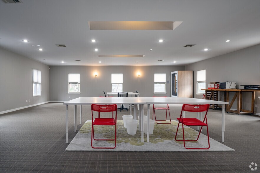 More Photos Of 504 W 38th St, Austin Unknown For Lease