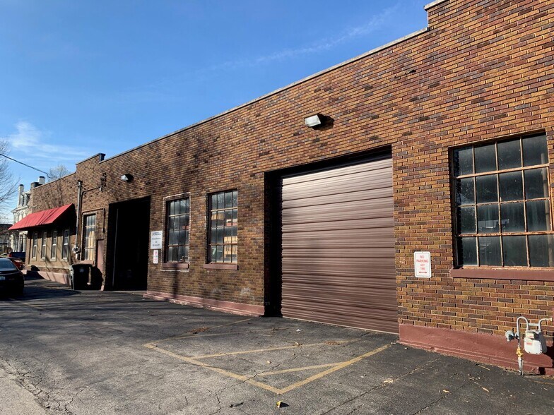 More Photos Of 1419 E Market St, New Albany Light Distribution For Lease