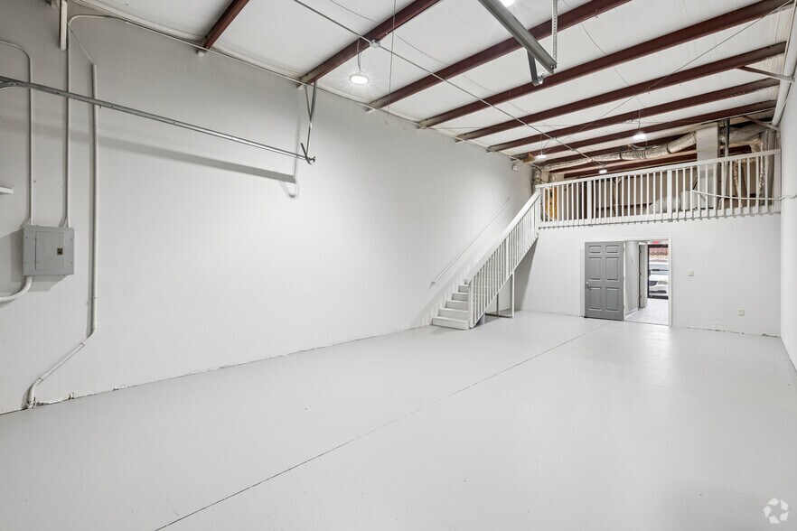 More Photos Of 105 Enterprise Dr, Cumming Unknown For Lease