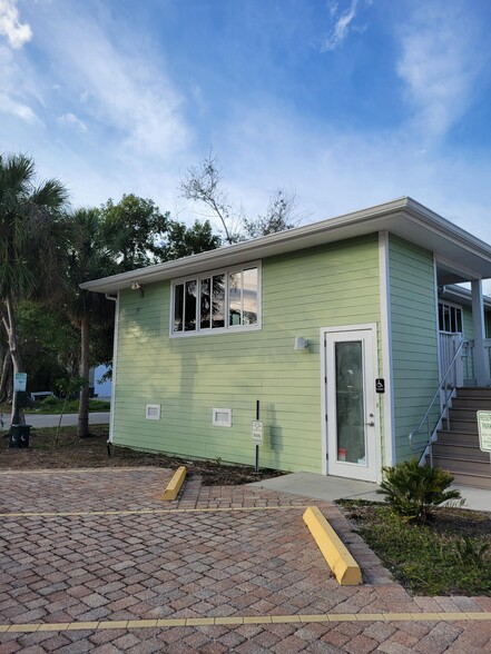 Primary Photo Of 1530 Periwinkle Way, Sanibel Medical For Lease