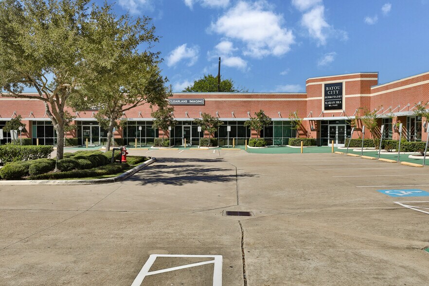 More Photos Of 202 N Texas Ave, Webster Medical For Lease