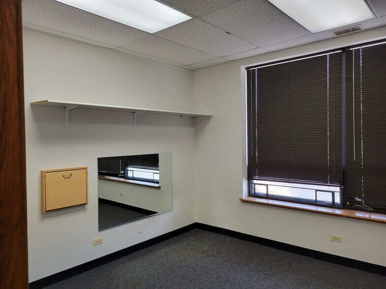 More Photos Of 3105 N Wilke Rd, Arlington Heights Medical For Lease