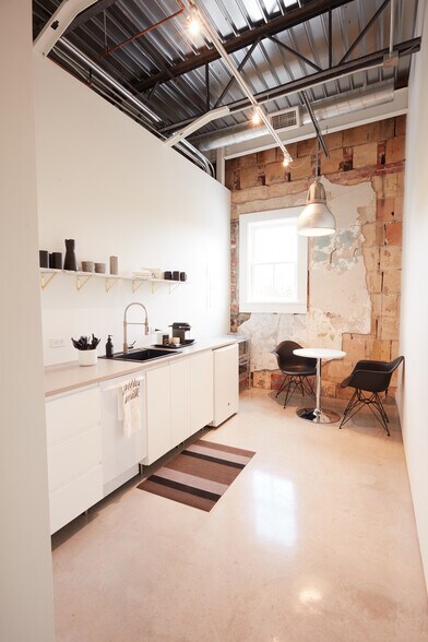 More Photos Of 104 W 12th St, Houston Loft Creative Space For Lease