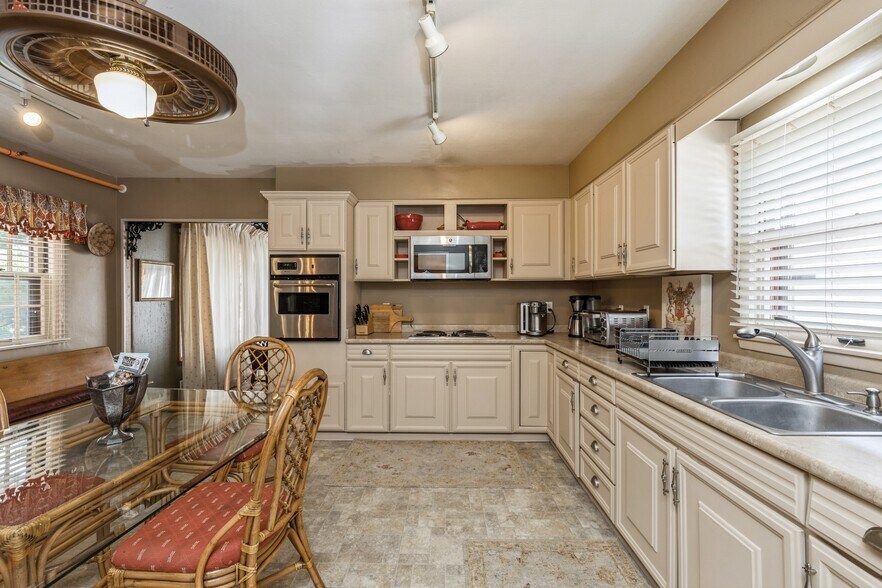 More Photos Of 324 1st St, Des Moines General Retail For Sale