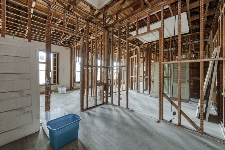 More Photos Of 101 N L St, Dinuba Storefront For Sale