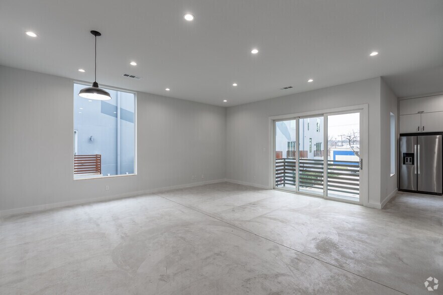 More Photos Of 707 W Commerce St, Dallas Apartments For Sale