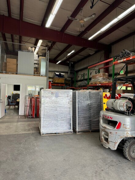 More Photos Of 1002 Central Ave N, Kent Showroom For Lease