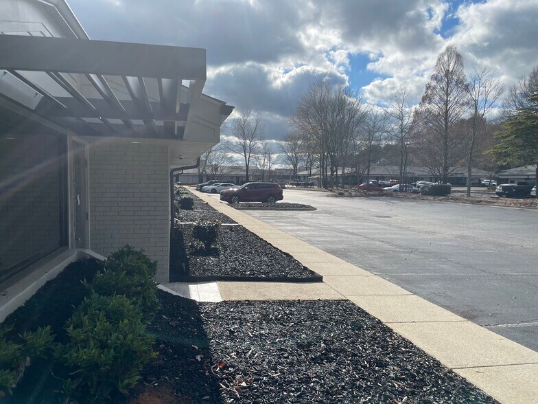 More Photos Of 600 Houze Way, Roswell Medical For Lease