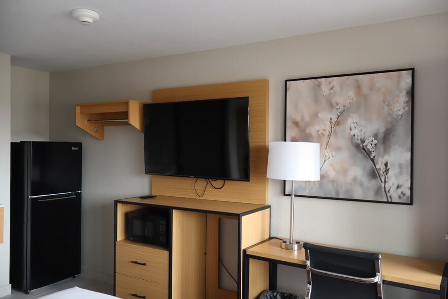 More Photos Of 3521 Lake City Hwy, Warsaw Hotel For Sale