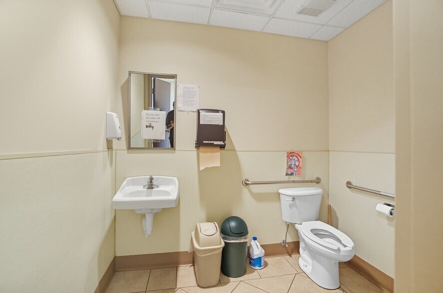 More Photos Of 916-920 W Market St, Lima Medical For Lease