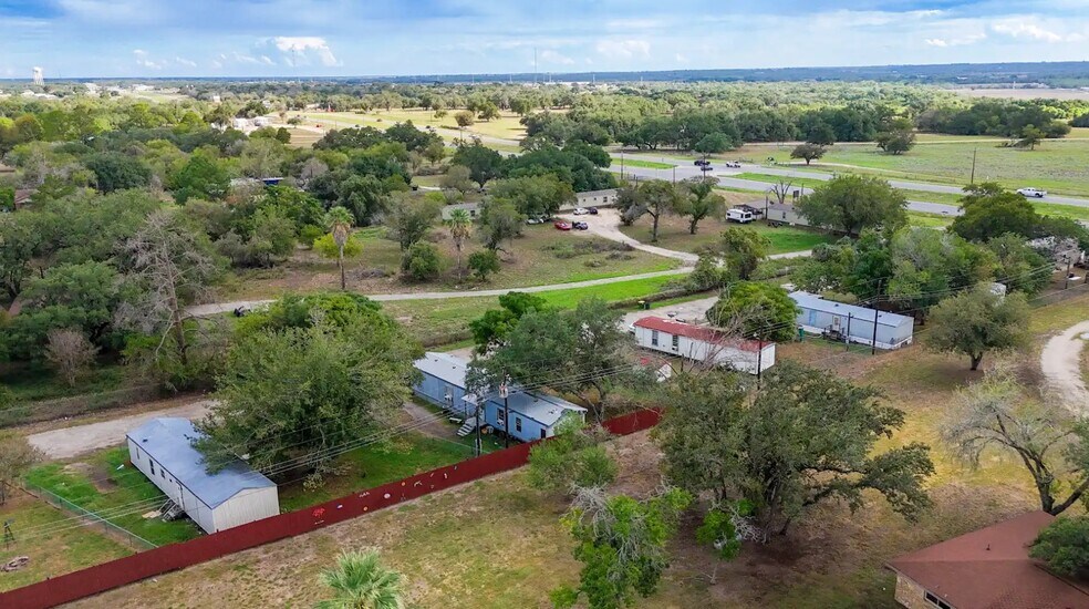 More Photos Of 102 Oak Ridge Dr, Floresville Trailer Camper Park For Sale