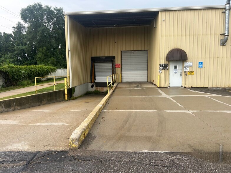 More Photos Of 1000 Industrial Pky, Elkhart Warehouse For Lease