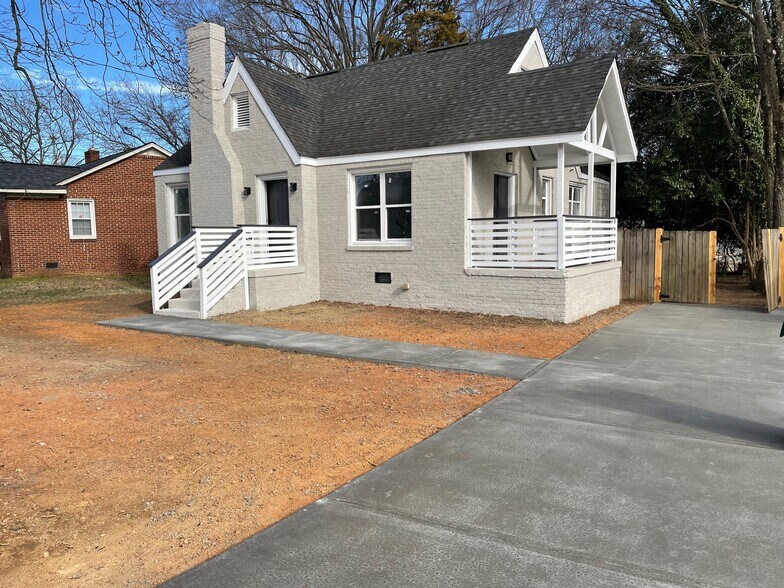 More Photos Of 1508 Remount Rd, Charlotte Showroom For Lease