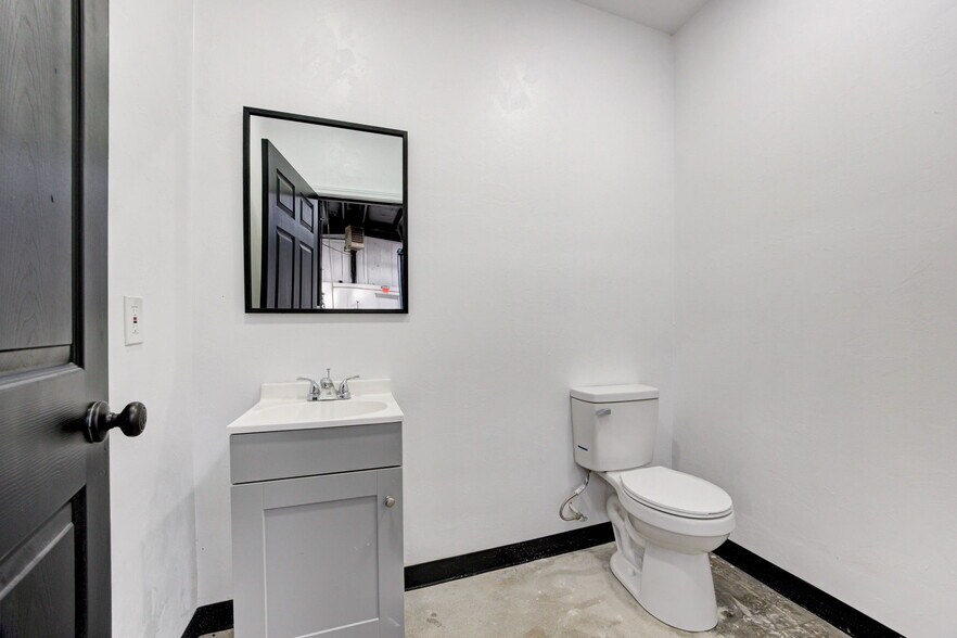 More Photos Of 1809 S Eastern Ave, Moore Auto Repair For Sale