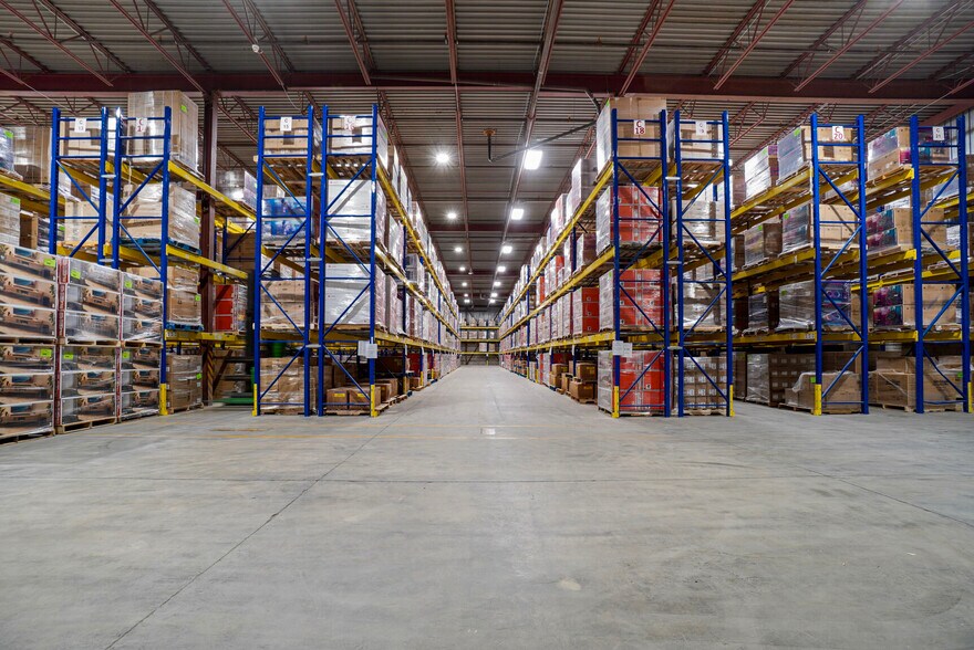 More Photos Of 2900 Av André, Dorval Warehouse For Lease