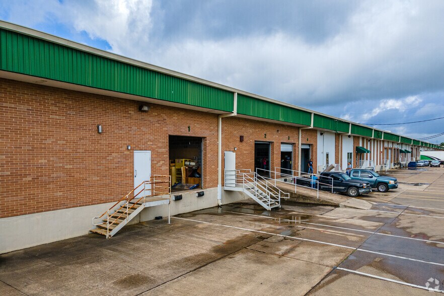 More Photos Of 151 Regal Row, Dallas Warehouse For Lease