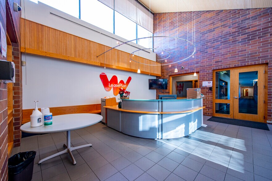 More Photos Of 5350-5360 Keystone Ct, Rolling Meadows Light Distribution For Lease