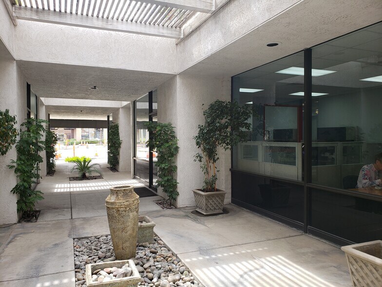 More Photos Of 73160 El Paseo, Palm Desert Storefront For Lease